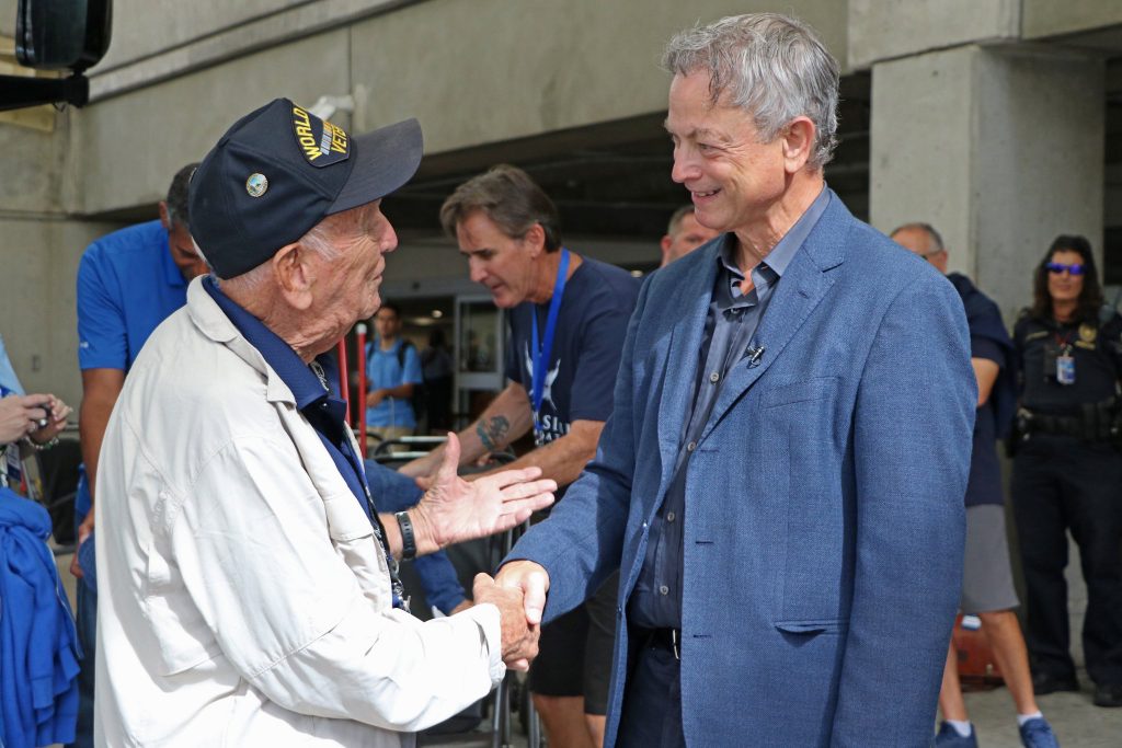 Gary Sinise talks to a WWII veteran