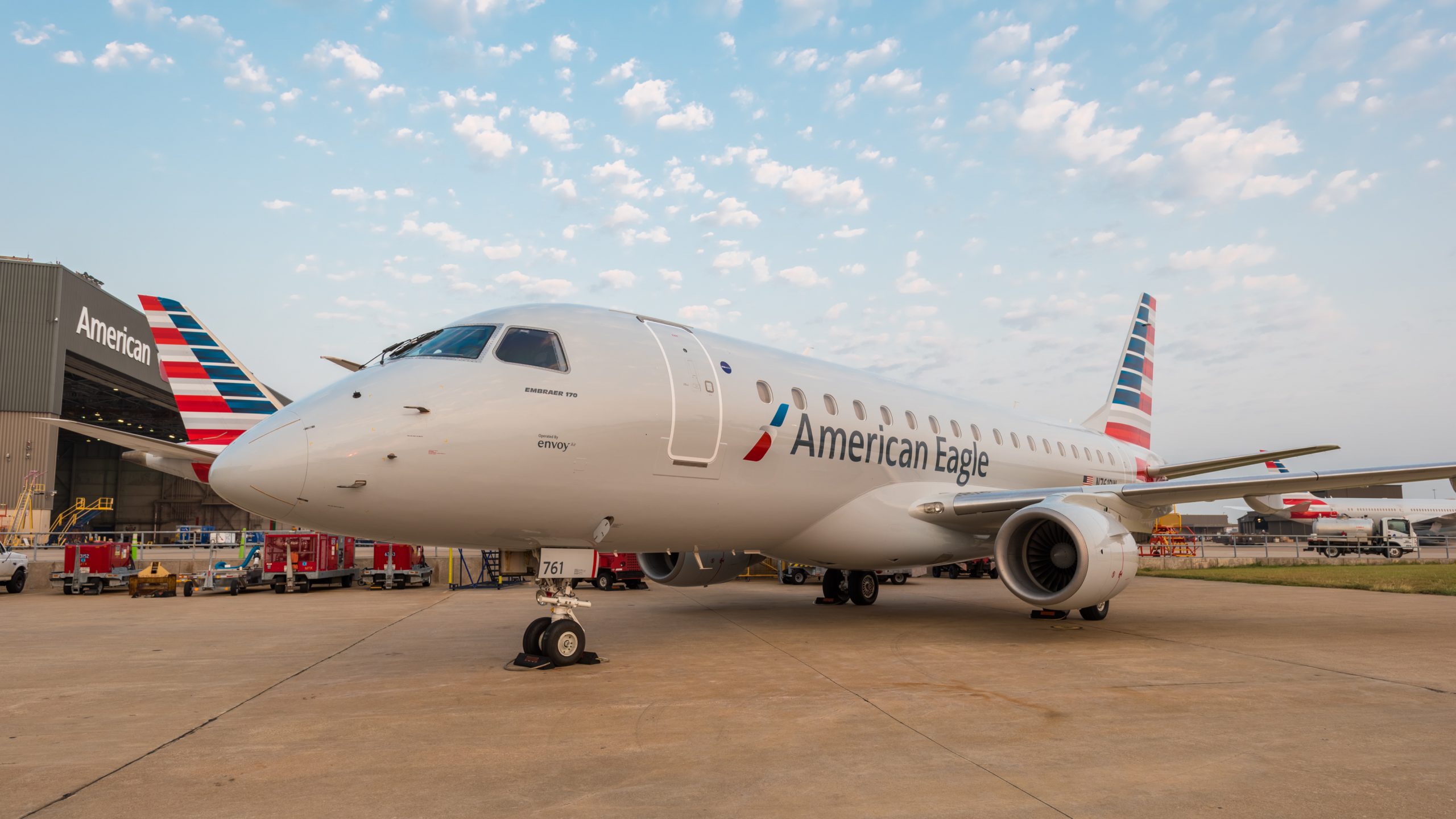 now-arriving-our-first-embraer-170-aircraft-envoy-air